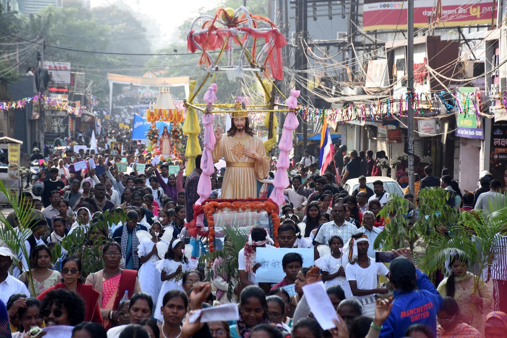 Ranchi News : ख्रीस्त राजा की शोभायात्रा में शामिल हुए मसीही विश्वासी