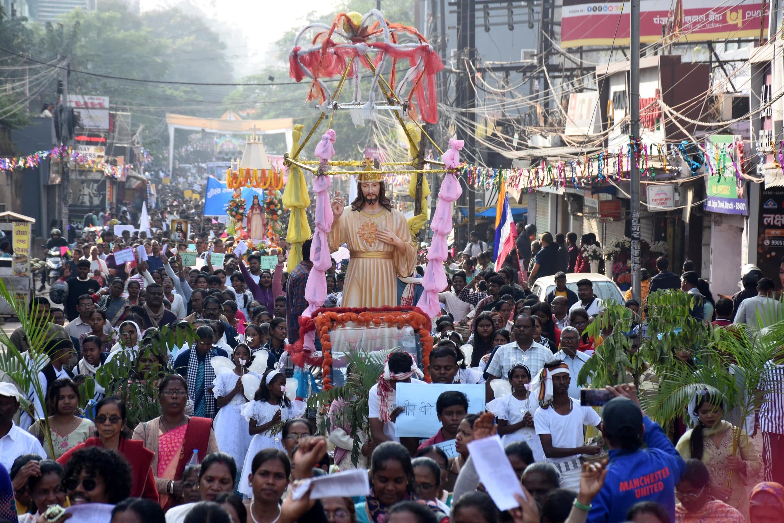 Ranchi News : ख्रीस्त राजा की शोभायात्रा में शामिल हुए मसीही विश्वासी