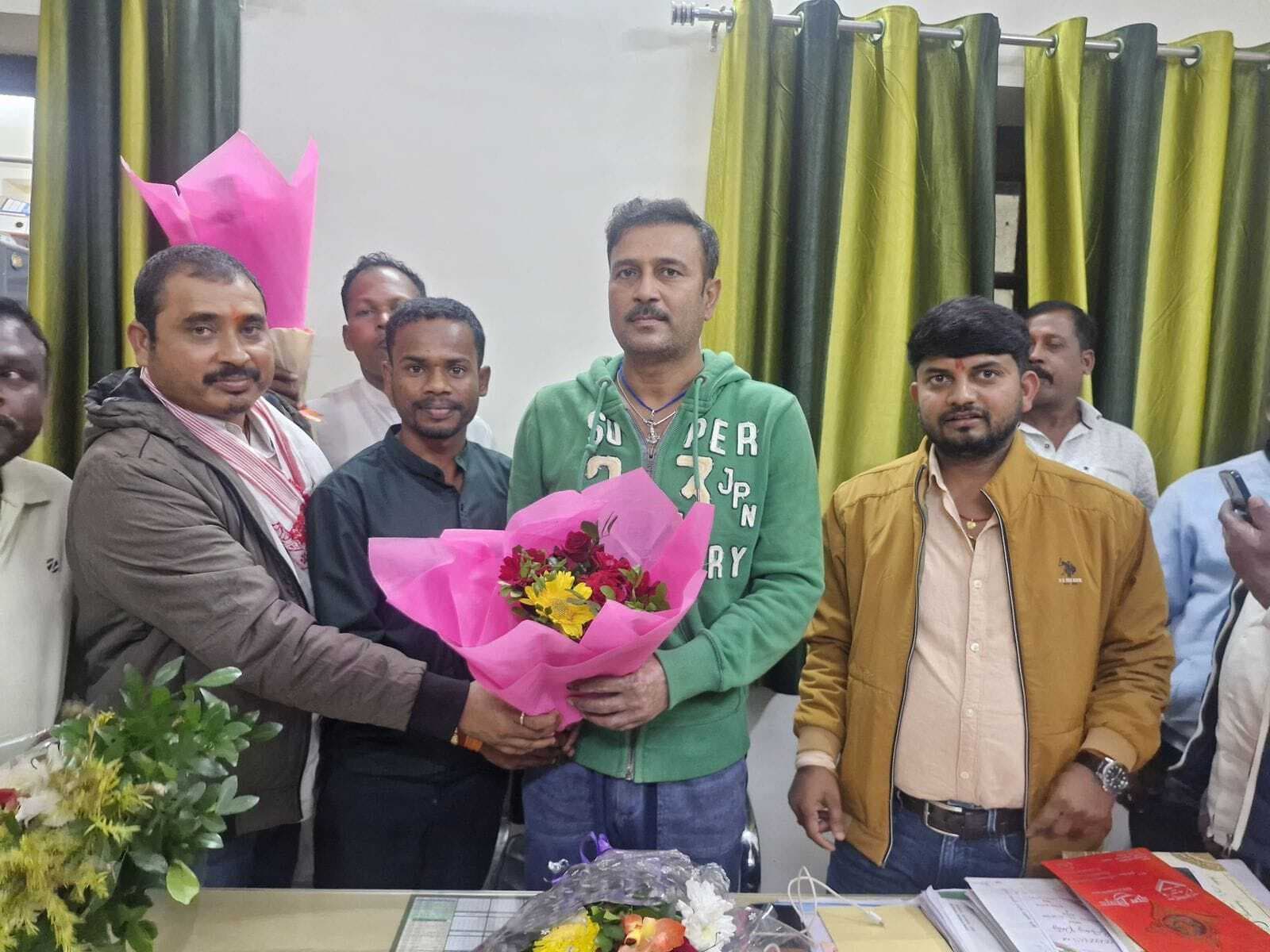 Political News : निर्मल महतो ने सीट छोड़ने की पेशकश की, सुदेश ने किया मना