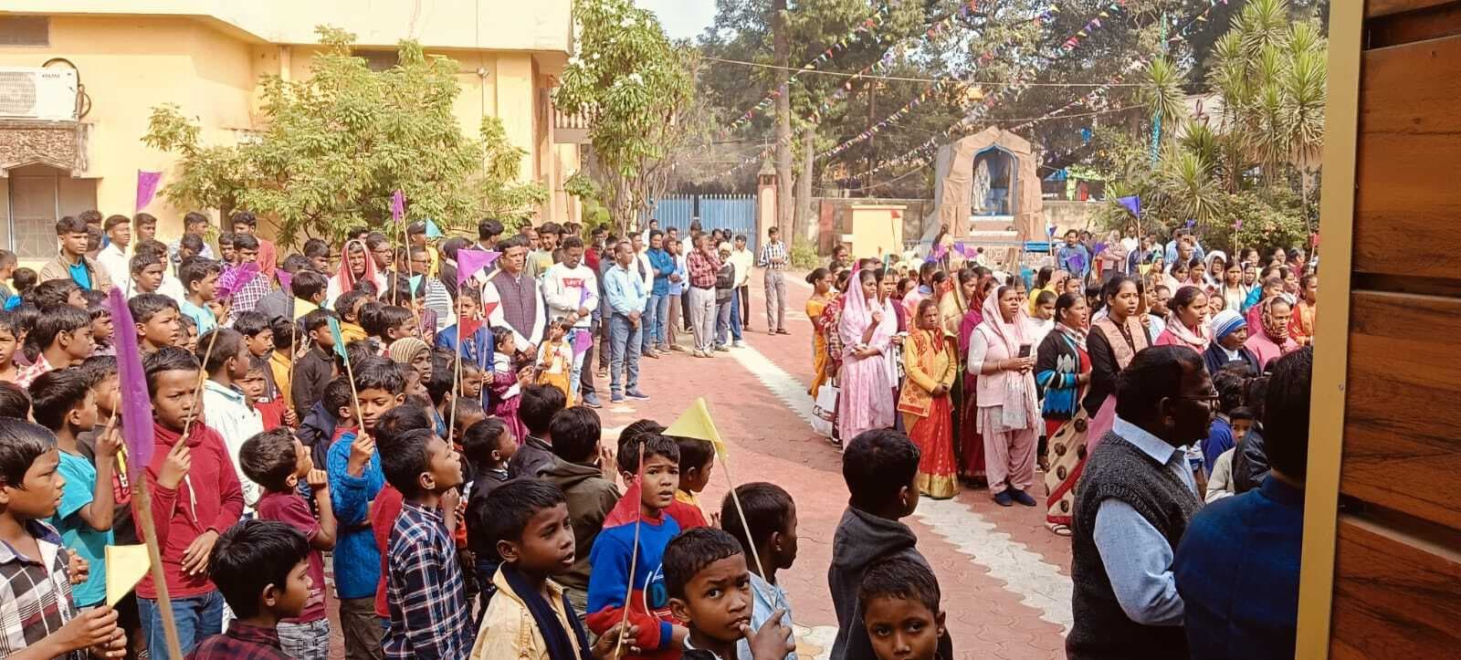 Giridih News: यीशु ख्रीस्त राजा तेरा राज आवे... के नारों के साथ निकली शोभायात्रा