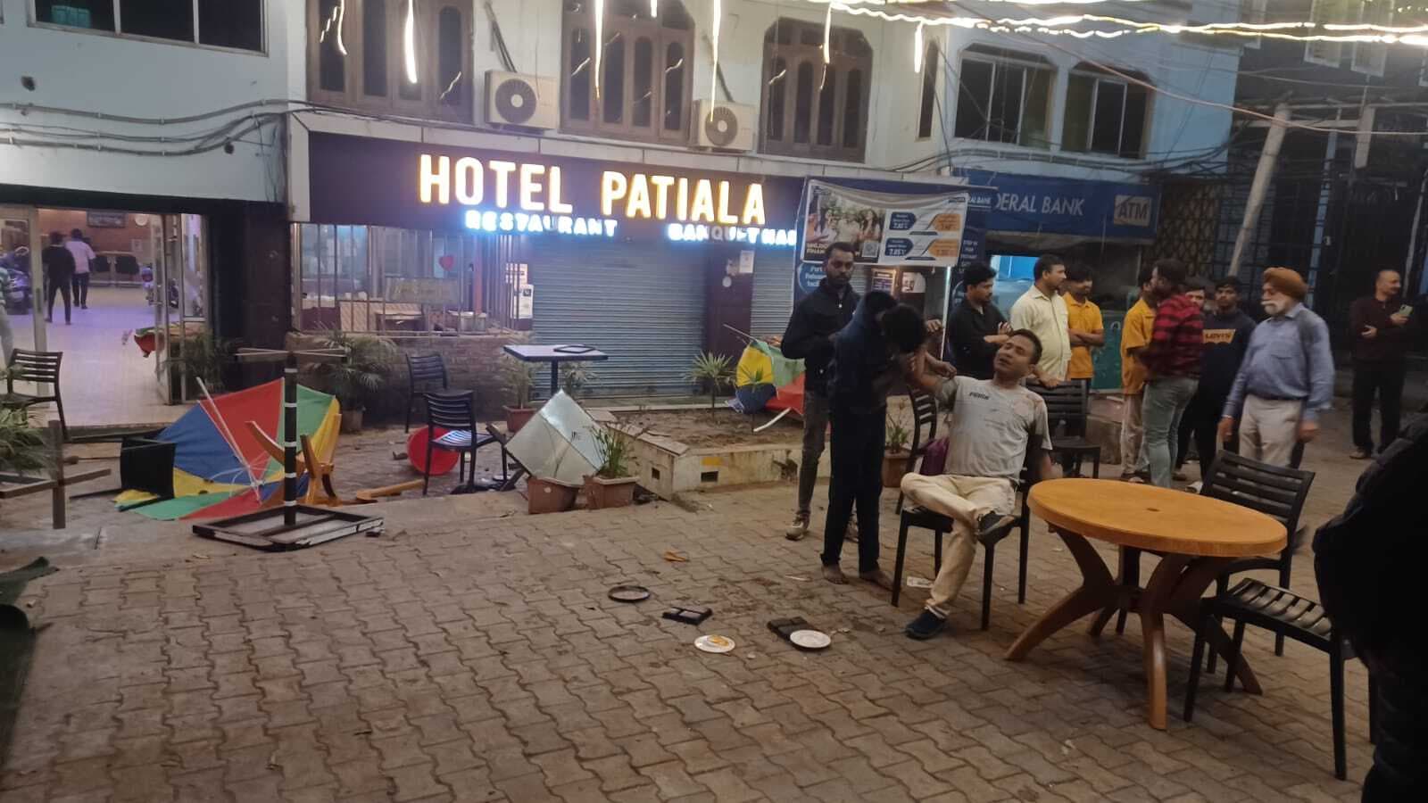 Dhanbad News:युवकों ने होटल में की तोड़फोड़, एक हिरासत में