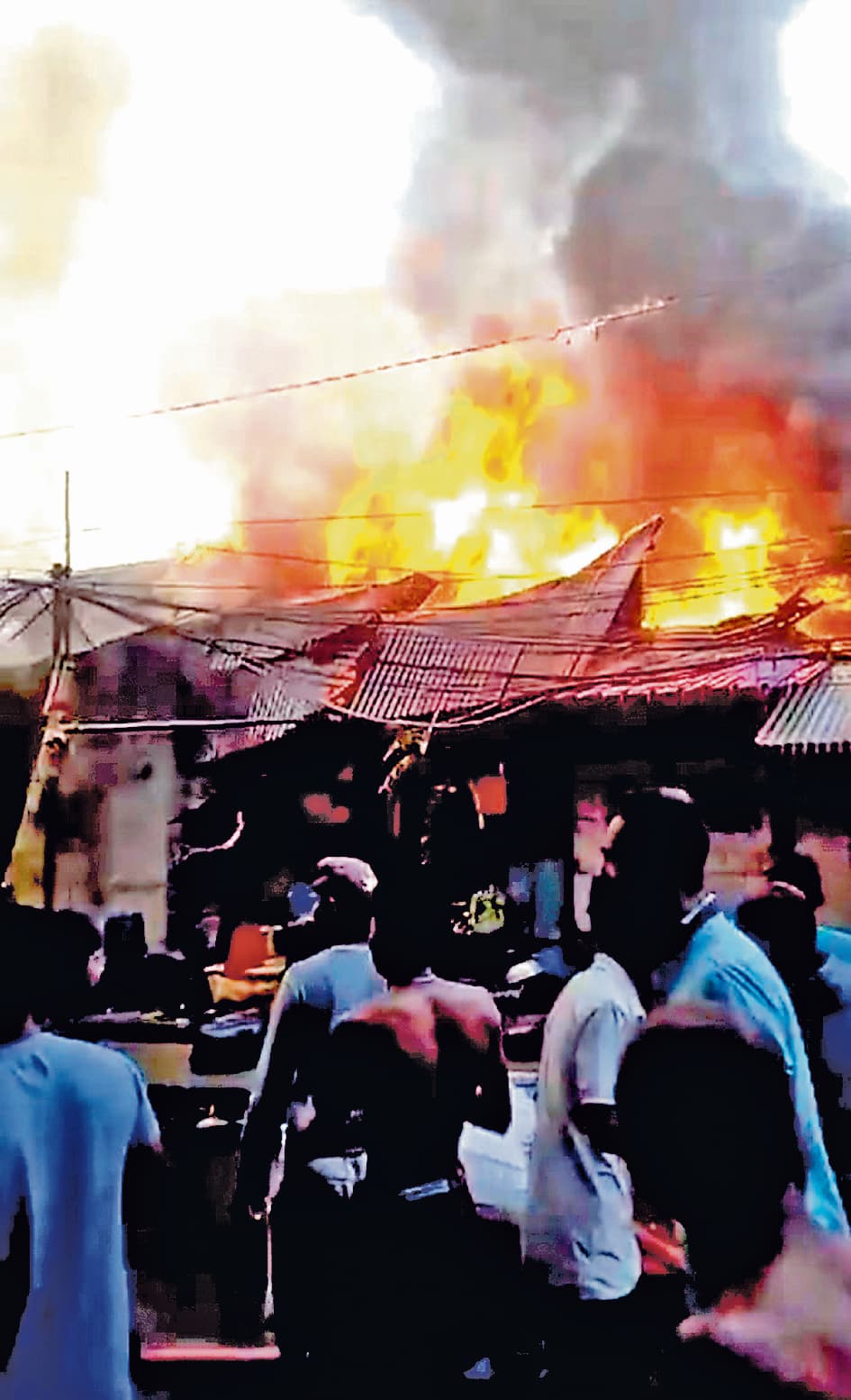 उल्टाडांगा : रेलवे लाइन के पास बस्ती में भयावह आग, कई झोपड़ियां खाक