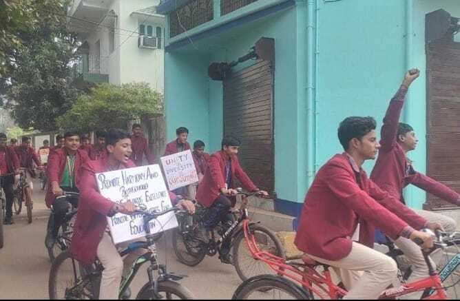 डीएवी के बच्चों ने शहर में साइकिल से निकाली सद्भावना रैली