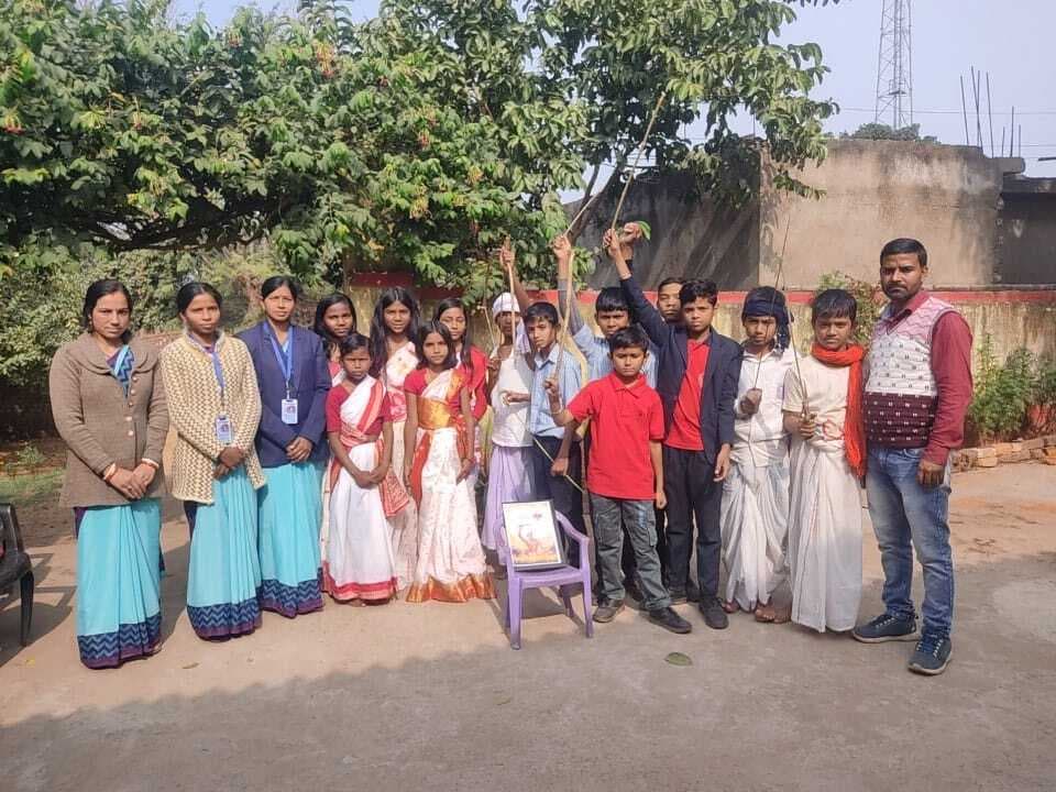 बच्चों ने आदिवासी संस्कृति का जीवंत मंचन कर सबका मनमोहा