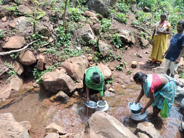 विकास से पिछड़ा गांव, आज भी झरने दूषित पानी पी रहे लोग