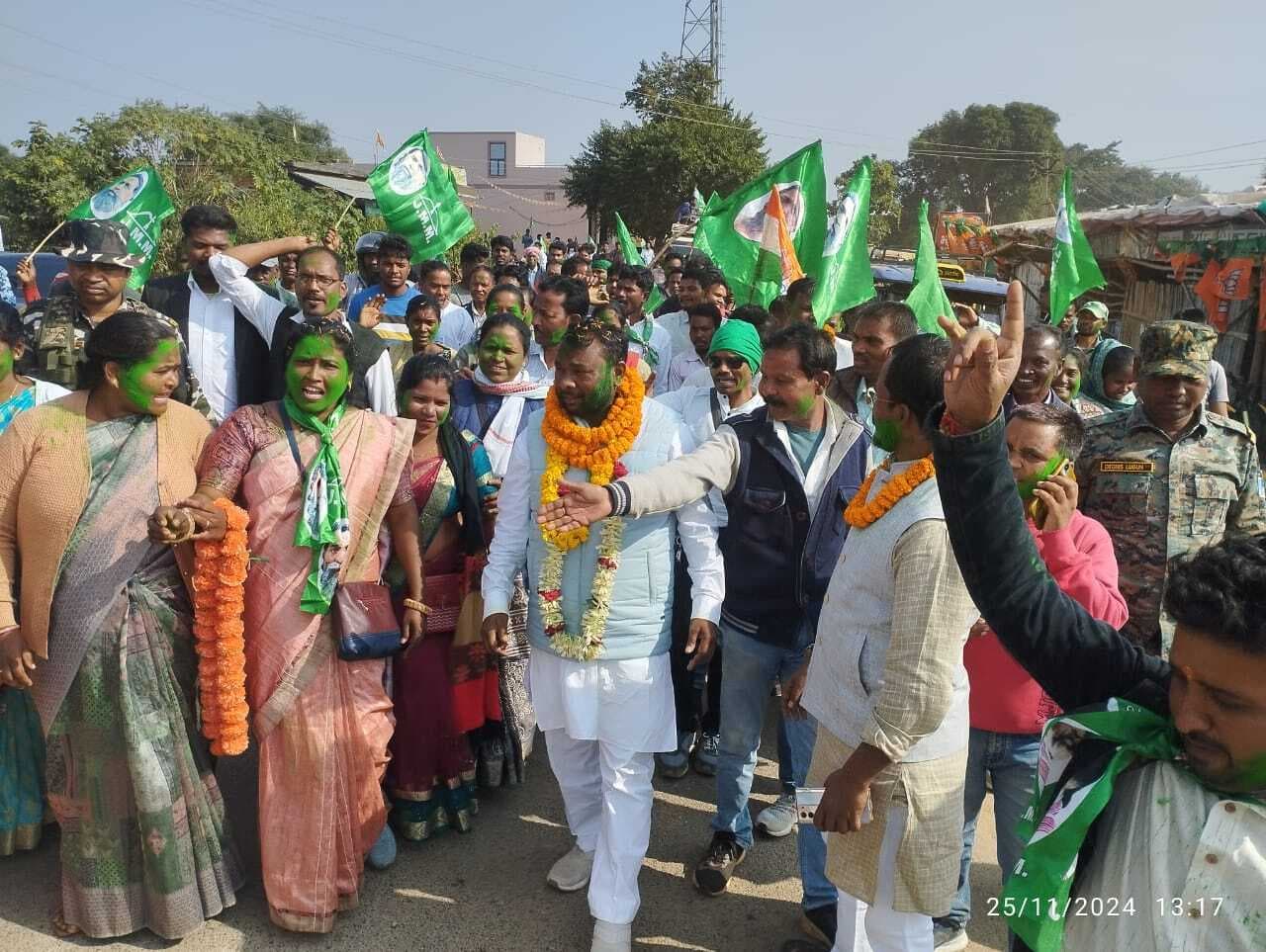 निवनिर्वाचित विधायक ने कर्रा में निकाला विजय जुलूस