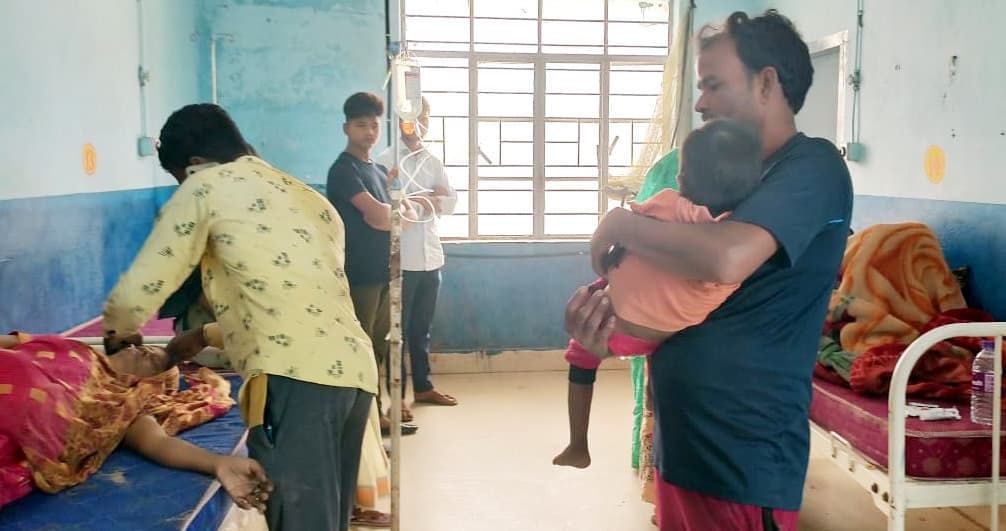 कार से टक्कर में मां-बेटा समेत तीन गंभीर रूप से घायल , रेफर