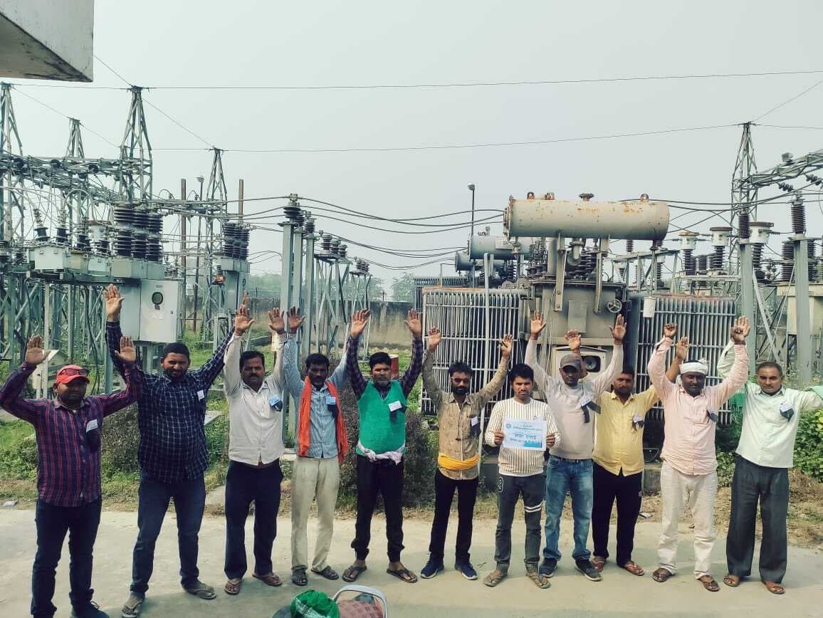 मानव बल सह लाइन मैन ने काला बिल्ला लगा शुरू किया काम