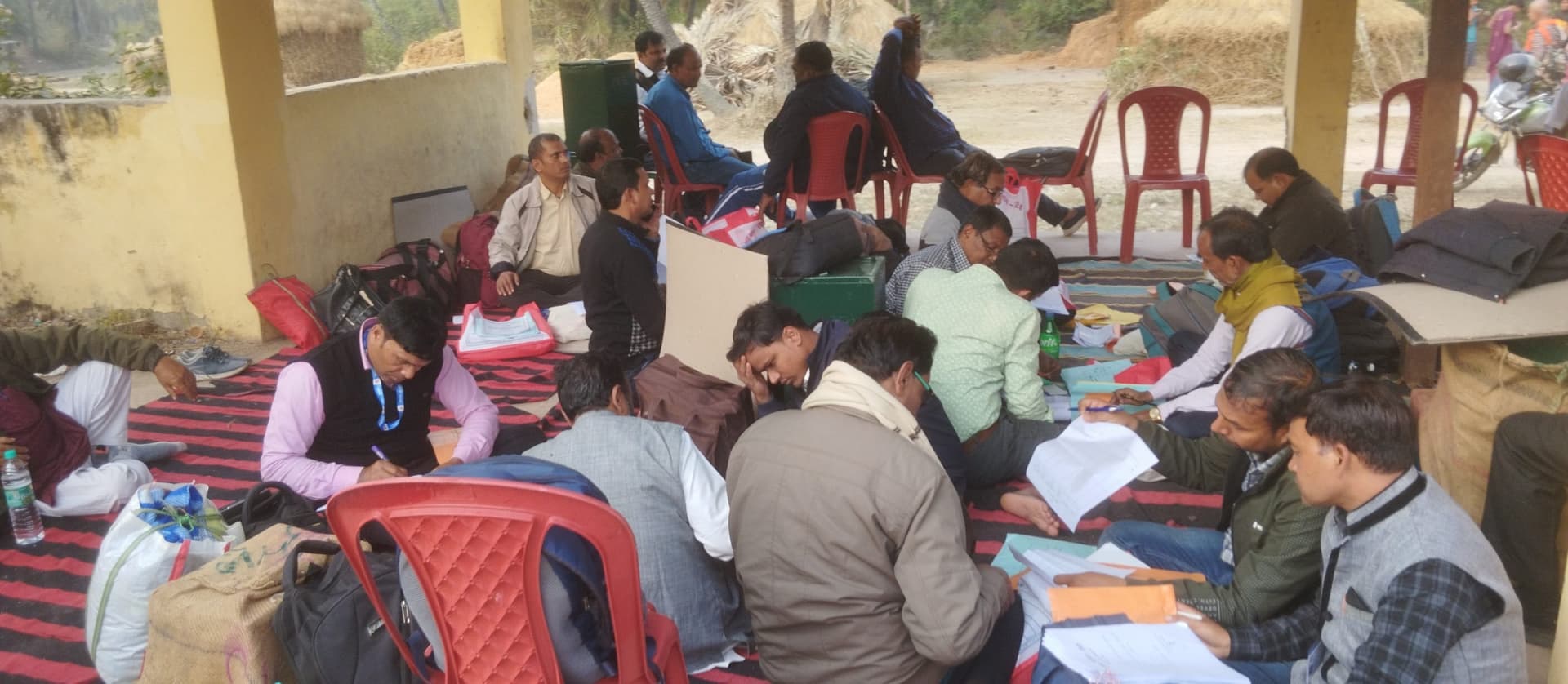 प्रखंड के दस पंचायत स्थित 23 बूथों पर 12689 मतदाता डालेंगे वोट: बीडीओ  सामग्री के साथ चुनाव कर्मी रवाना