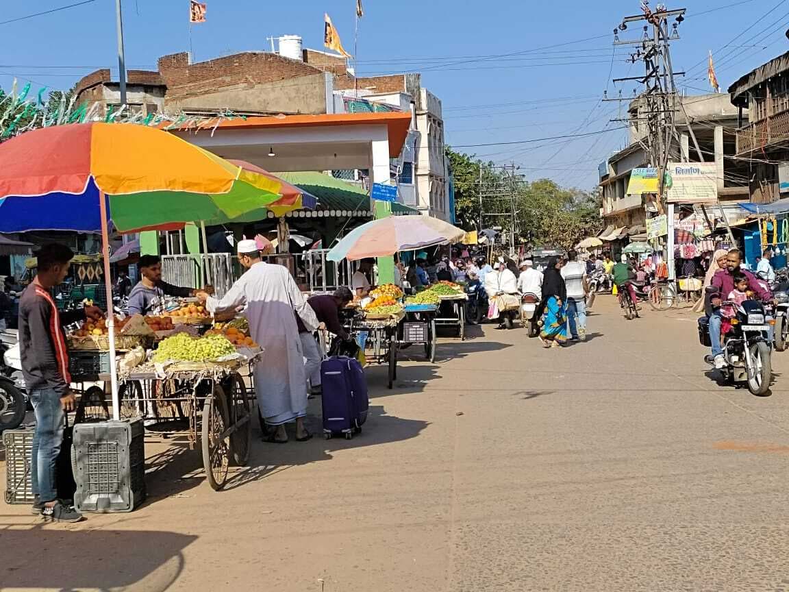 मधुपुर के बाजार व कई व्यस्त इलाकों की सड़कों का अतिक्रमण होने से हरेक दिन लगता है जाम