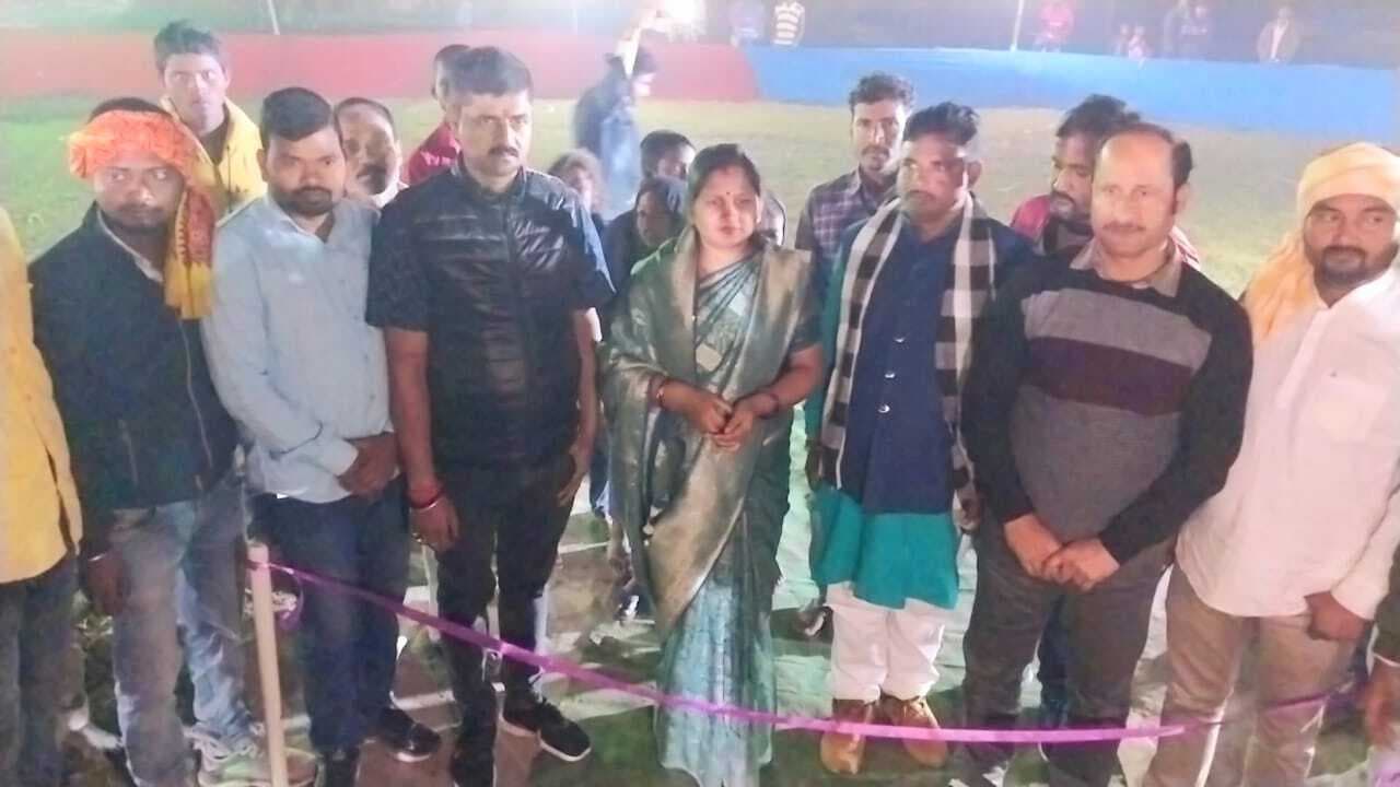 ऐजे पब्लिक स्कूल की टीम चार रनों से जीती