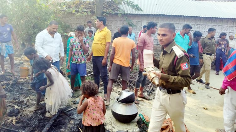 सिकरहा गांव में आग लगने से तीन परिवार के घर जलकर राख