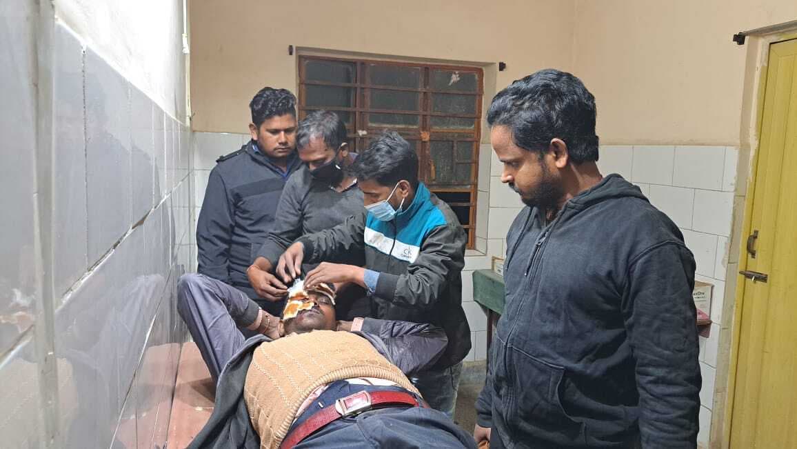 बाइक से गिरकर चाचा-भतिया हुए घायल