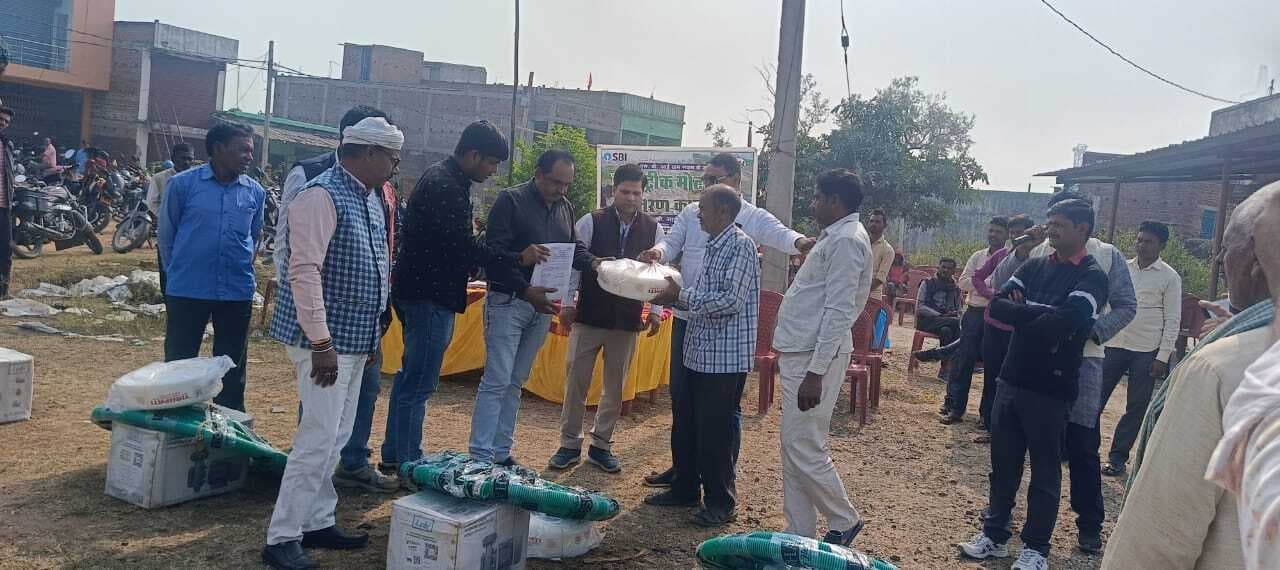 किसानों के बीच मोटर पंप का किया वितरण