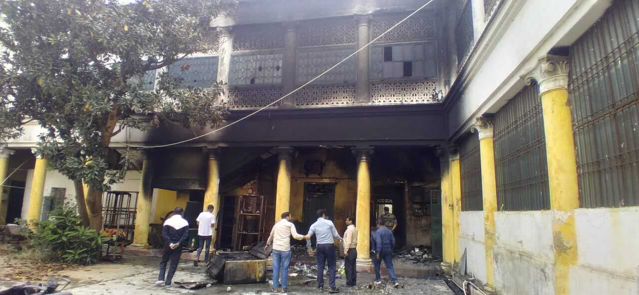 मेडिकल कॉलेज परिसर में लगी आग, छह फ्रिज समेत कई सामान जले