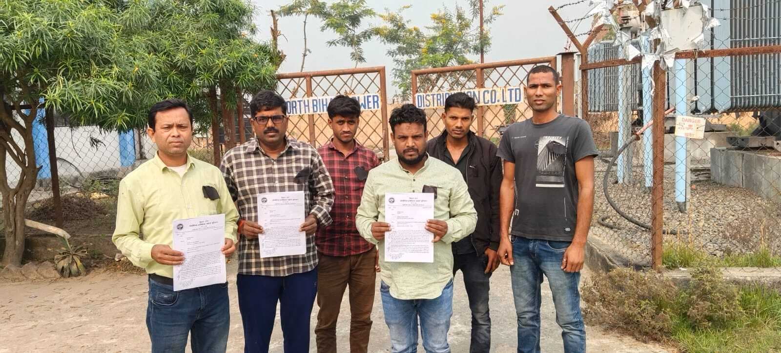 काला बिल्ला लगाकर मानव बल ने जताया विरोध