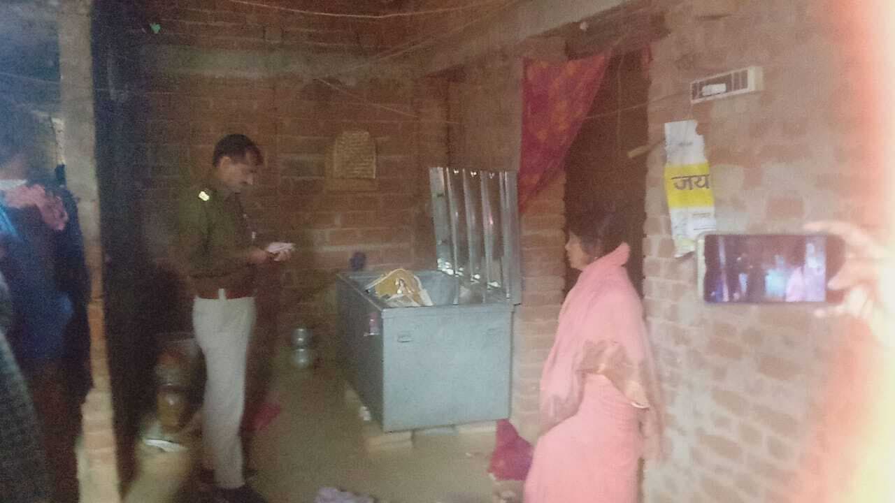 बंद घर में सेंधमारी कर जेवरात समेत लाखों की चोरी, पीड़िता ने थाना में दिया आवेदन