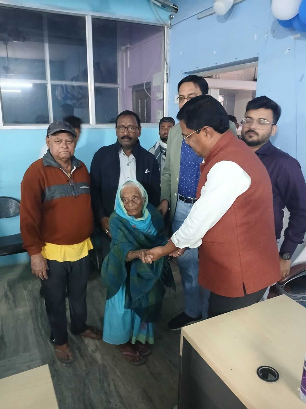 स्वास्थ्य कार्ड को देख 98 वर्ष की वृद्धा की आंखों में छायी आयुष्मान की मुस्कान