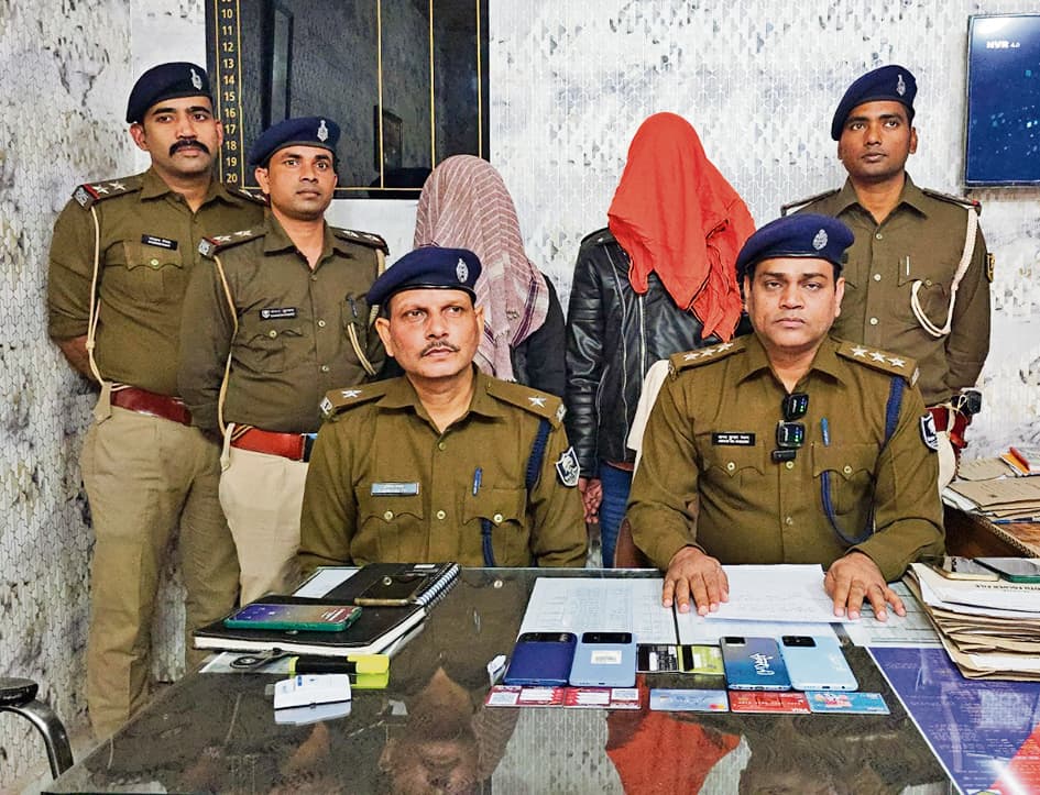 Gopalganj News : फर्जी विज्ञापन देकर ठगी करनेवाले दो साइबर अपराधियों को पुलिस ने पकड़ा, सात एटीएम कार्ड, मोबाइल बरामद
