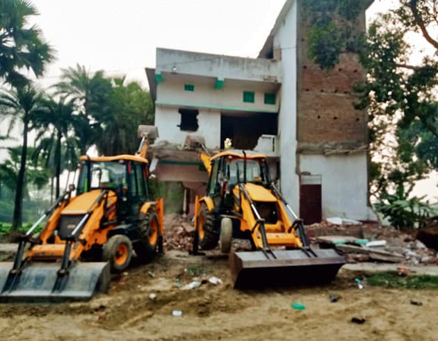 hajipur news. सरकारी भूमि का अतिक्रमण कर बनाये गये मकान को तोड़ा