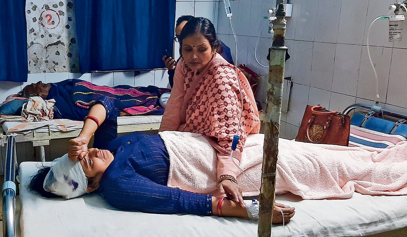 hajipur news. बस की ठोकर से ऑटो सवार महिला की मौत, बेटी गंभीर रूप से जख्मी