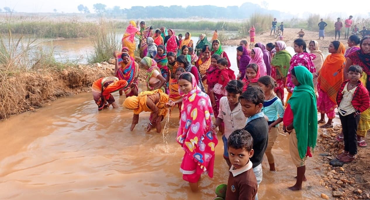 BOKARO NEWS : महिलाओं ने इजरी नदी के पानी को दूषित करने का लगाया आरोप, जताया विरोध