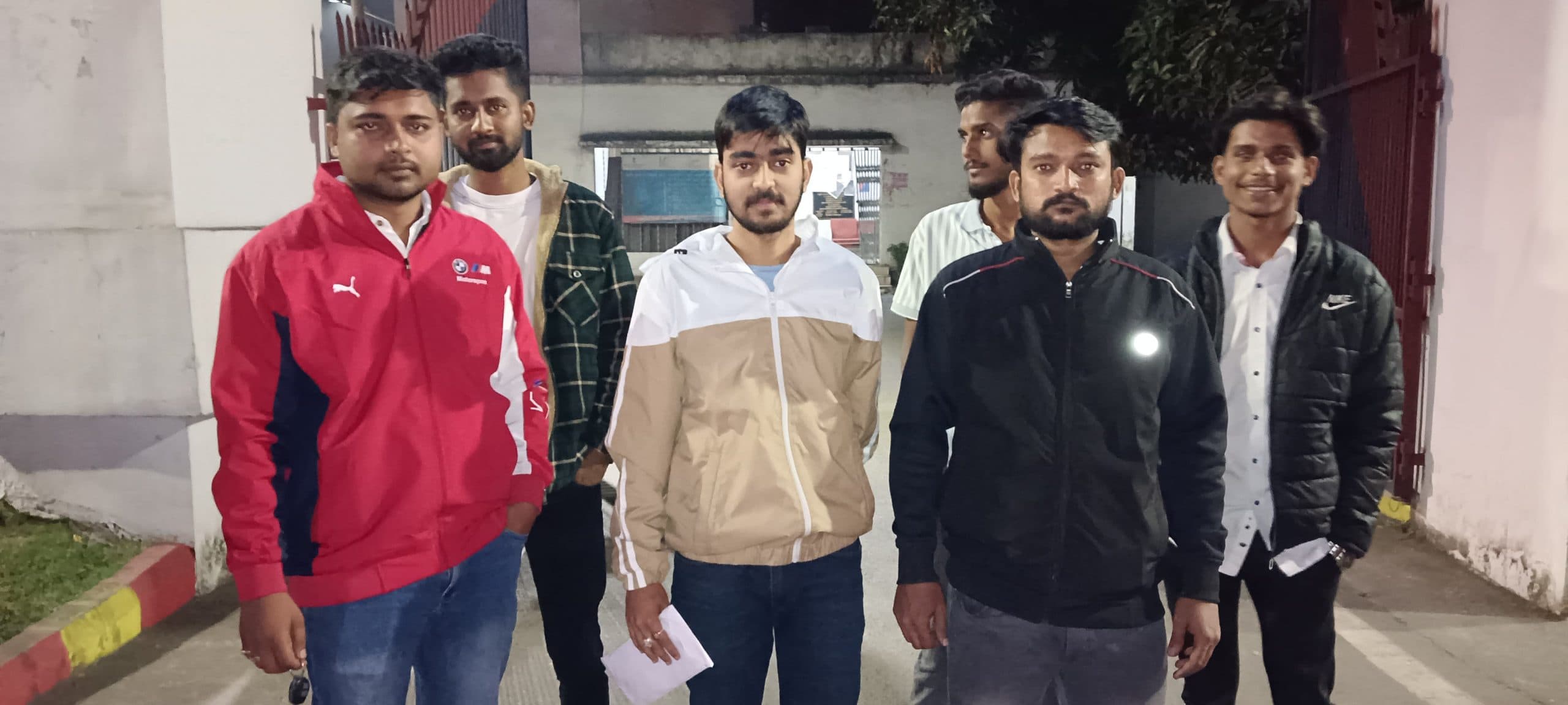 मानगो में चलती कार से निकला धुआं, मची अफरा- तफरी