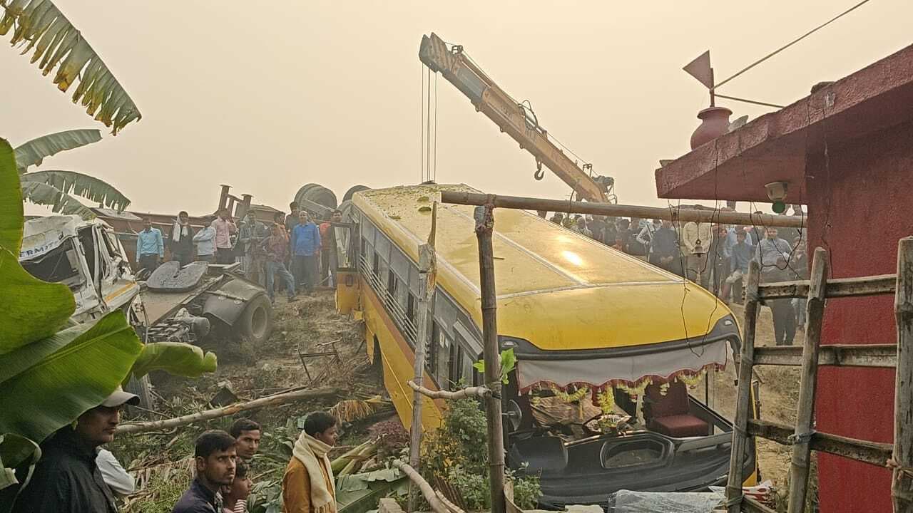 Madhubani News . एनएच पर खड़ी स्कूली बस में ट्रक ने मारी टक्कर, दो छात्र घायल