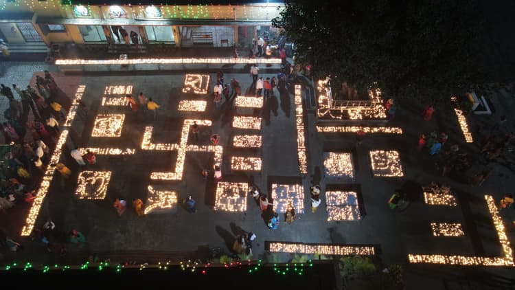 10,001 दीयों से जगमगाया राम मंदिर