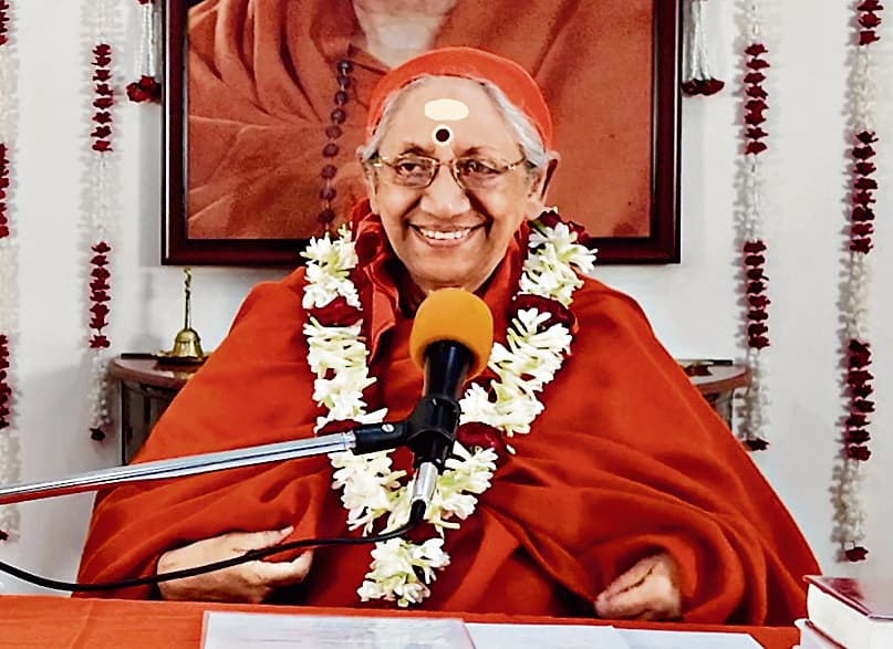 इस संसार रोग की औषधि है विचार : मां गुरुप्रिया  लाइफ रिपोर्टर <bha>@</bha> जमशेदपुरसीएच एरिया स्थित आत्मीय वैभव विकास केंद्र में सोमवार को स्वामिनी मां गुरुप्रिया का दुश्चिंता और भय से मुक्ति विषय पर प्रवचन हुआ. उन्होंने कहा कि संसार में सभी जगह भय और चिंता व्याप्त है. मनोनुकूल फल प्राप्त नहीं होने का भय, प्राप्त चीजों के खो जाने का भय या काल्पनिक दुर्घटनाओं का भय रहता है. अपने वास्तविक स्वरूप का ज्ञान होने से या समत्व भाव रखने से भय और चिंता से मुक्त रहा जा सकता है. उन्होंने कहा कि पूजा-पाठ से मन में शुद्धि क्यों नहीं आती है? हमारे मन में फिर भी भय क्यों रहता है? आप पूजा-पाठ में सिर्फ शरीर को लगाते हैं. मन बुद्धि को नहीं लगाते. इसी कारण पूजा-पाठ से अपेक्षित फल प्राप्त नहीं होते. आप मन बुद्धि को भगवान में अर्पित करें. मतलब यह कि आप पूजा-पाठ में मन को लगाएं और बुद्धि से सोचने का काम करें. उन्होंने कहा कि विचार ही इस संसार रोग की औषधि है. अच्युत के कमल चरणों की उपासना करना ही भय को पार करना है. उन्होंने कहा कि हम विश्वात्मा से घिरे हुए हैं. हमें यह अनुभव होना चाहिए कि हम उनकी गोद में हैं. यह भाव आपको चिंता और भय से मुक्ति दिलाएगा. ठीक उसी तरह जैसे एक बच्चा मां की गोद में स्वयं को सुरक्षित अनुभव करता है. उन्होंने कहा कि आप शरीर नहीं आत्मा हैं. आपका वास्तविक स्वरूप वही है. आत्मा सर्वव्यापी, अपरिवर्तनशील और नित्य है. आत्मा की तरह हम भी सर्वव्यापी हैं. हम संकुचित नहीं विश्वात्मा हैं. हम सभी के साथ उदारता पूर्वक व्यवहार करेंगे. सभी को खुशी देने की कोशिश करेंगे. जब सभी अपने हैं, तब भय किससे? आसक्ति को त्याग कर कर्मों से जो फल प्राप्त होता है. उसमें समभाव रखने का नाम समत्व है. उन्होंने कहा कि आत्मा अनेक नहीं एक ही है. इस तरह शत्रु-मित्र, लाभ-हानि, सुख-दुख को समभाव से स्वीकार करना चाहिए. समत्व भाव रखने पर कोई चिंता और भय नहीं रहेगा. इस योग का थोड़ा अनुशीलन भी भय से छुटकारा दिला देगा.