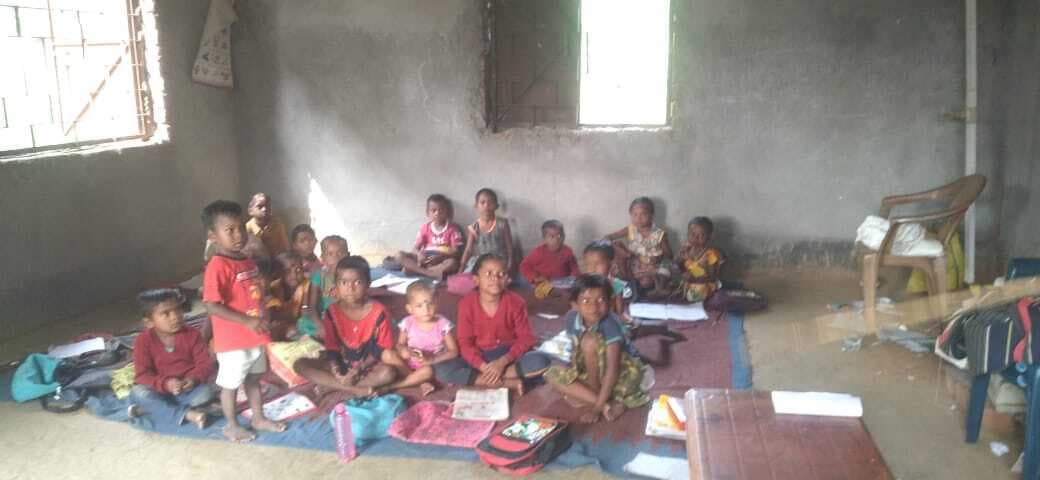 Ghatshila News : रेड़ुआ में 12 साल से आंगनबाड़ी भवन अधूरा, जमीन पर बैठकर पढ़ते हैं बच्चे