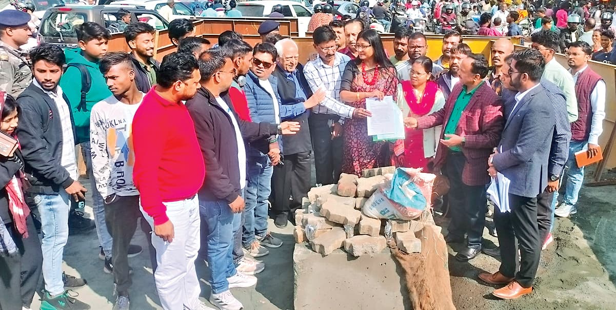 Ranchi News : अलबर्ट एक्का चौक पर फुट ओवरब्रिज निर्माण रोकने के लिए विरोध प्रदर्शन