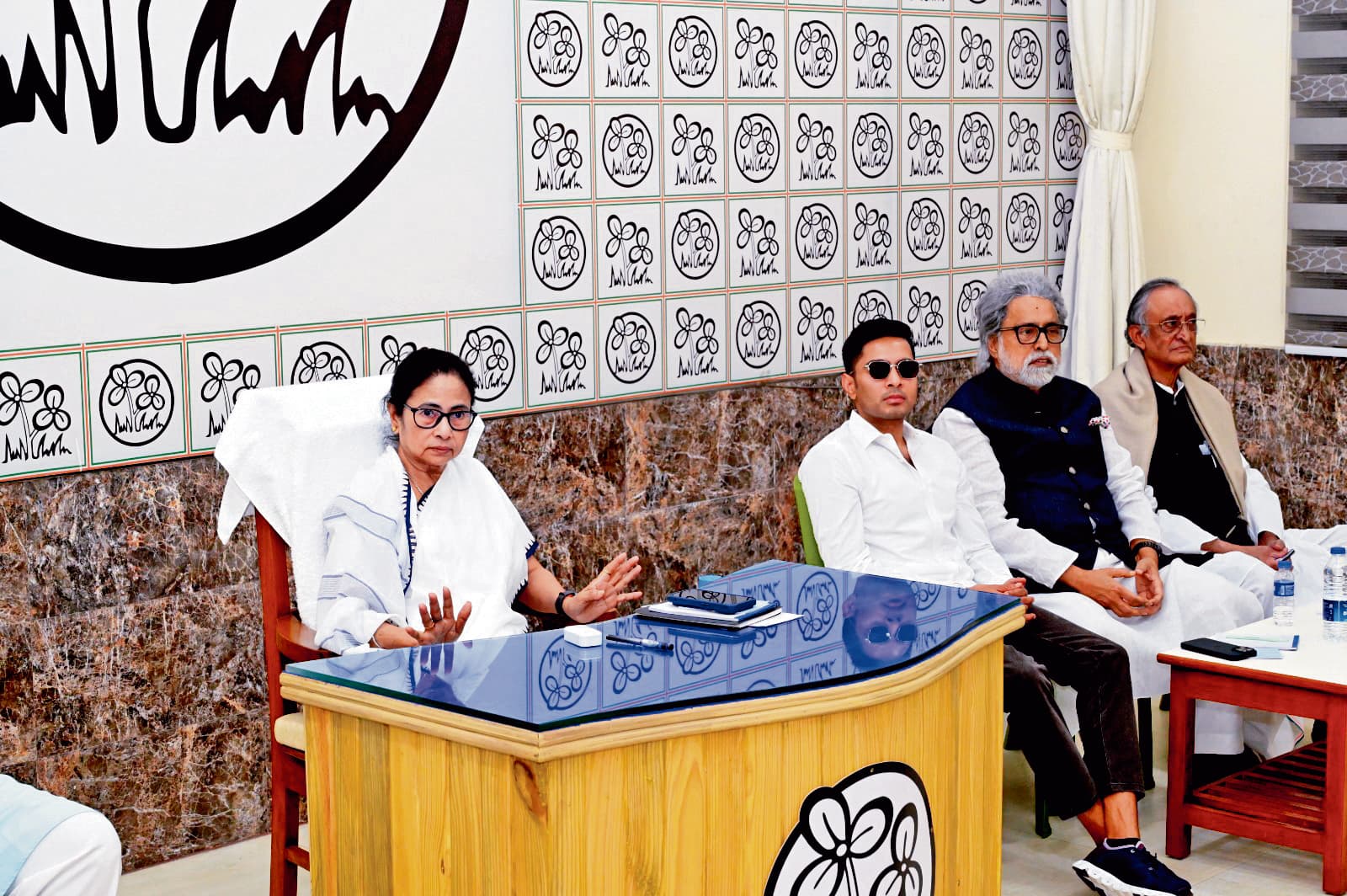 गुटबाजी छोड़कर अभी से विस चुनाव की तैयारी में जुटें तृणमूल नेता: ममता