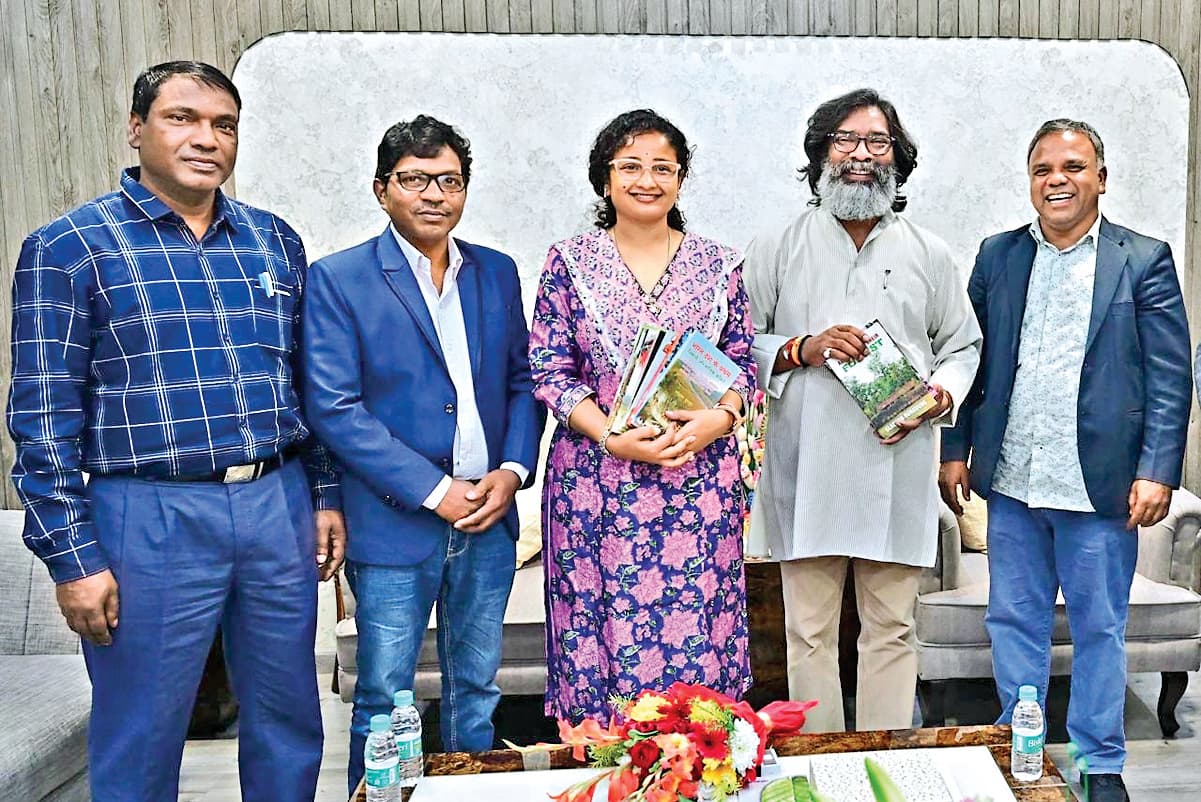 Political News : हेमंत सोरेन से मिलनेवालों का दिनभर लगा रहा तांता