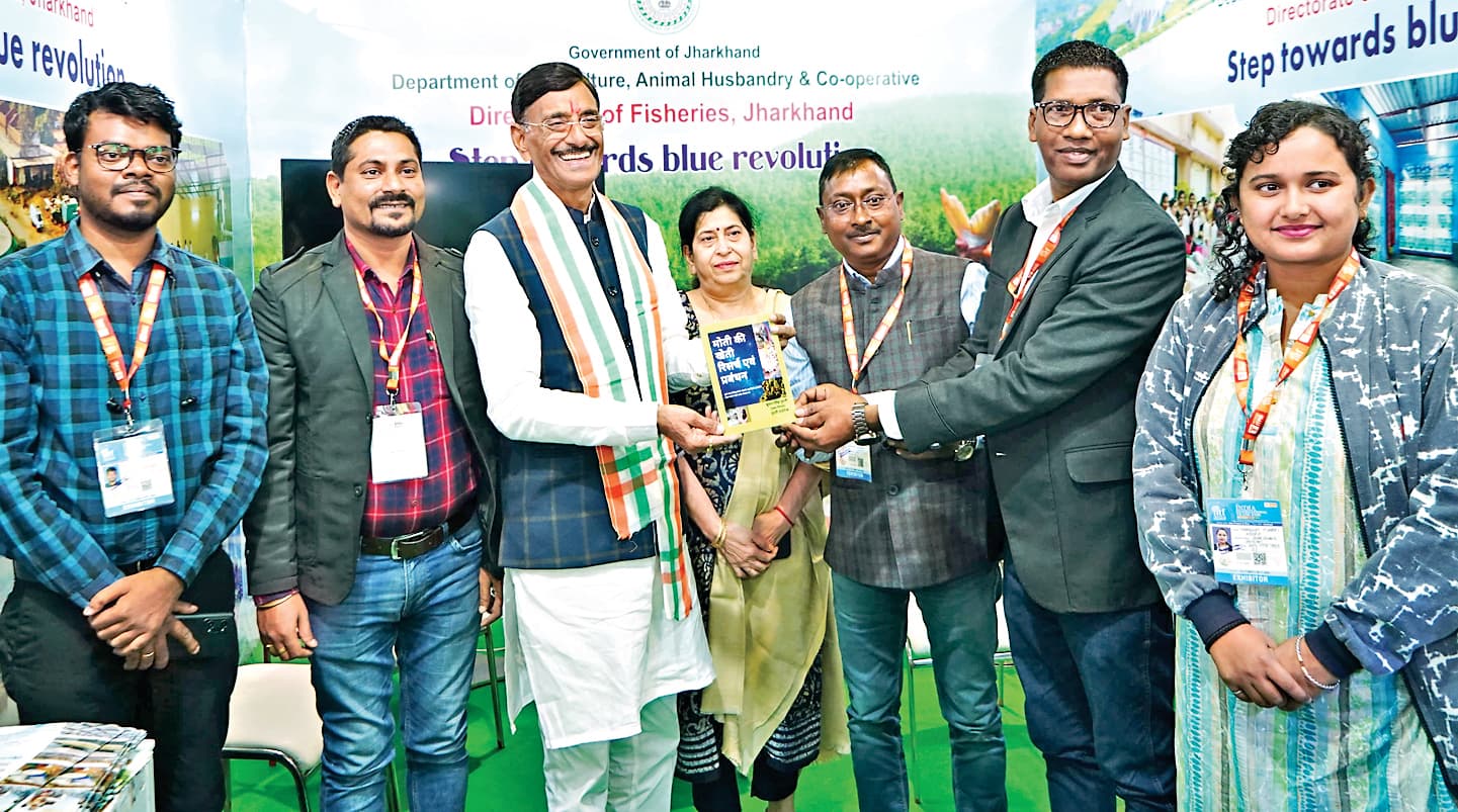 Ranchi News : मत्स्य विभाग का स्टॉल देखने गये संजय सेठ