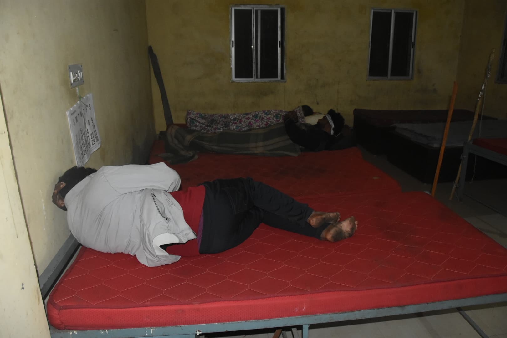 DHANBAD NEWS : बिजली कटने पर महिला आश्रय गृह में हो जाता है अंधेरा, शाम होते ही घर चली जाती हैं केयर टेकर