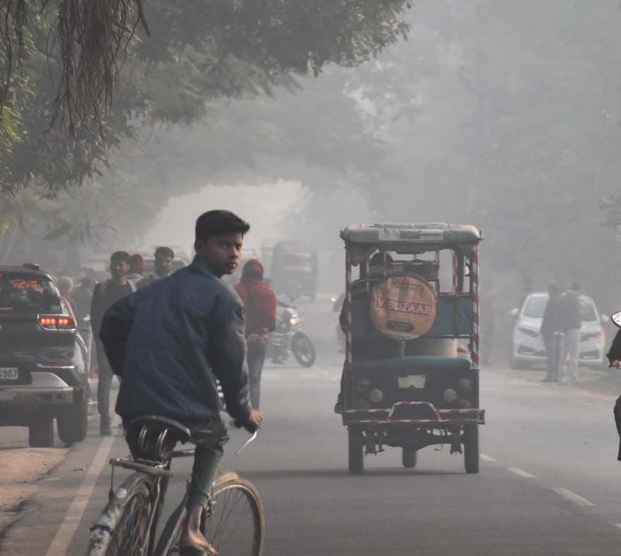 सुबह छाने लगा घना कोहरा, शाम होते ही वाहनों की रफ्तार हुई धीमी