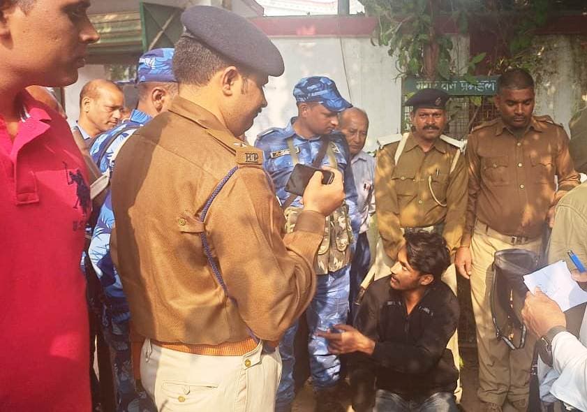 न्यायालय परिसर में हथियार व धारदार खुखरी लेकर प्रवेश कर रहा युवक धराया