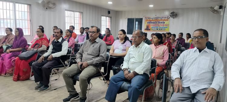 सभी को अपने संविधान का करना चाहिए आदर व सम्मान - प्राचार्य