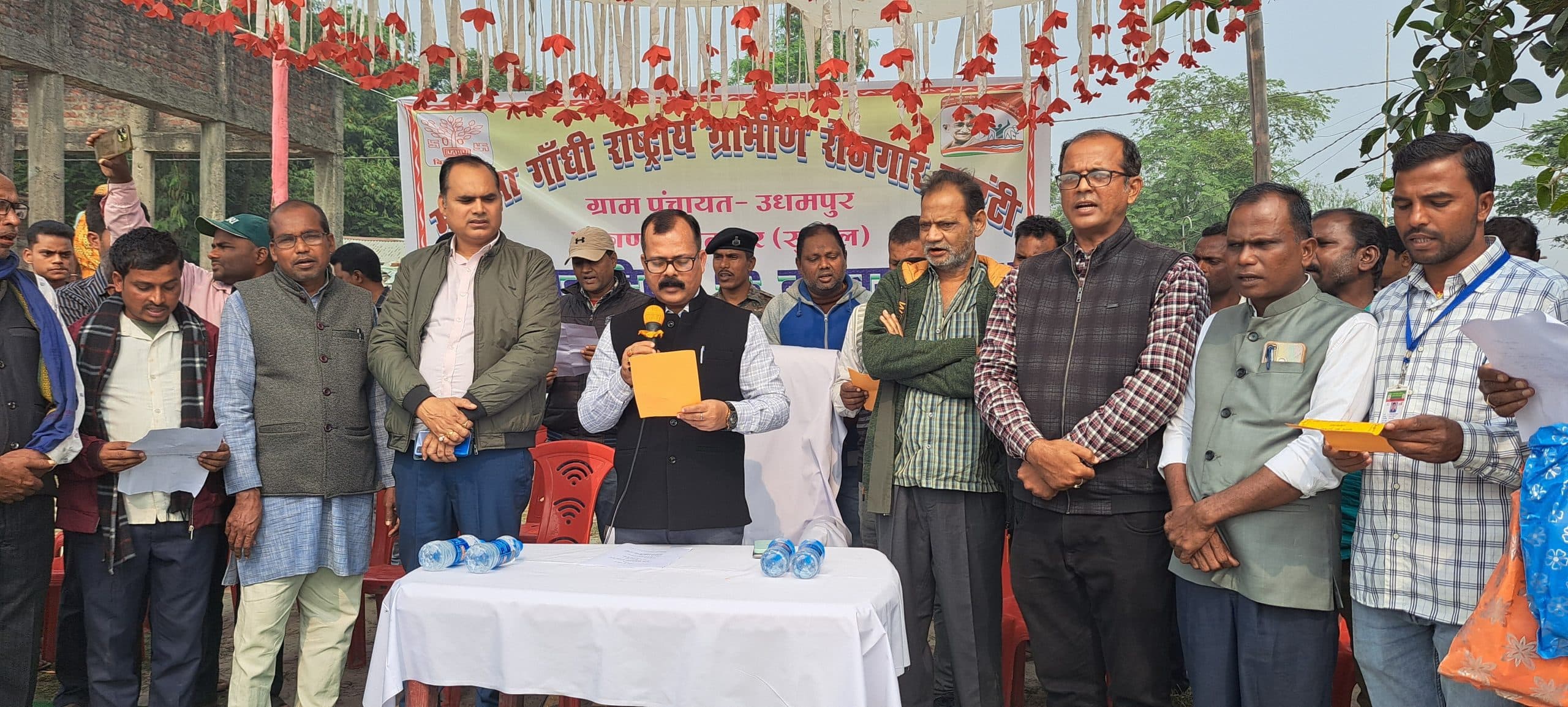 संविधान दिवस के अवसर पर अमृत सरोवर के किनारे किया गया पौधारोपण