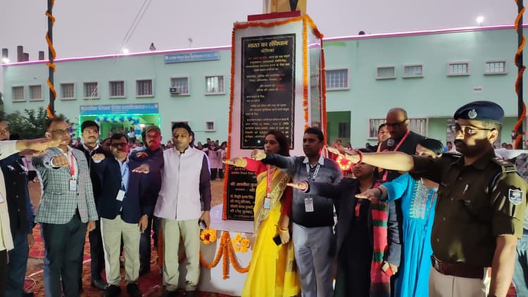 प्रारंभिक शिक्षक शिक्षा महाविद्यालय में संविधान स्तंभ का अनावरण