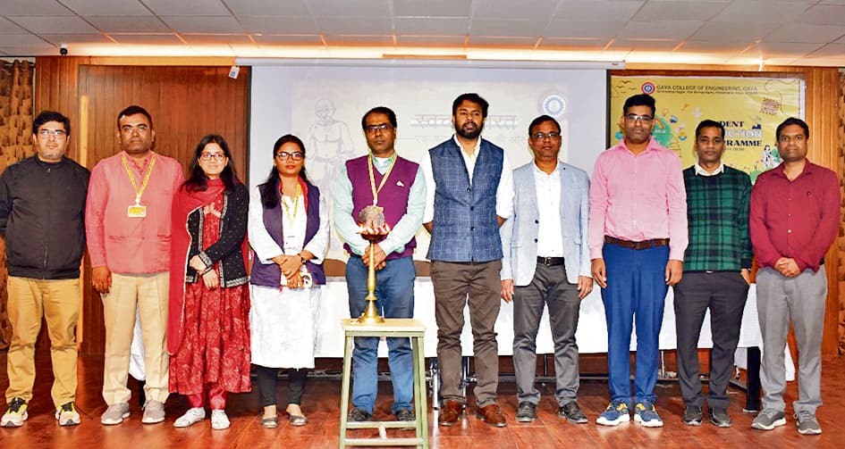 Gaya News : इंजीनियरिंग के छात्रों ने स्वच्छता अभियान पर नाटक का किया मंचन