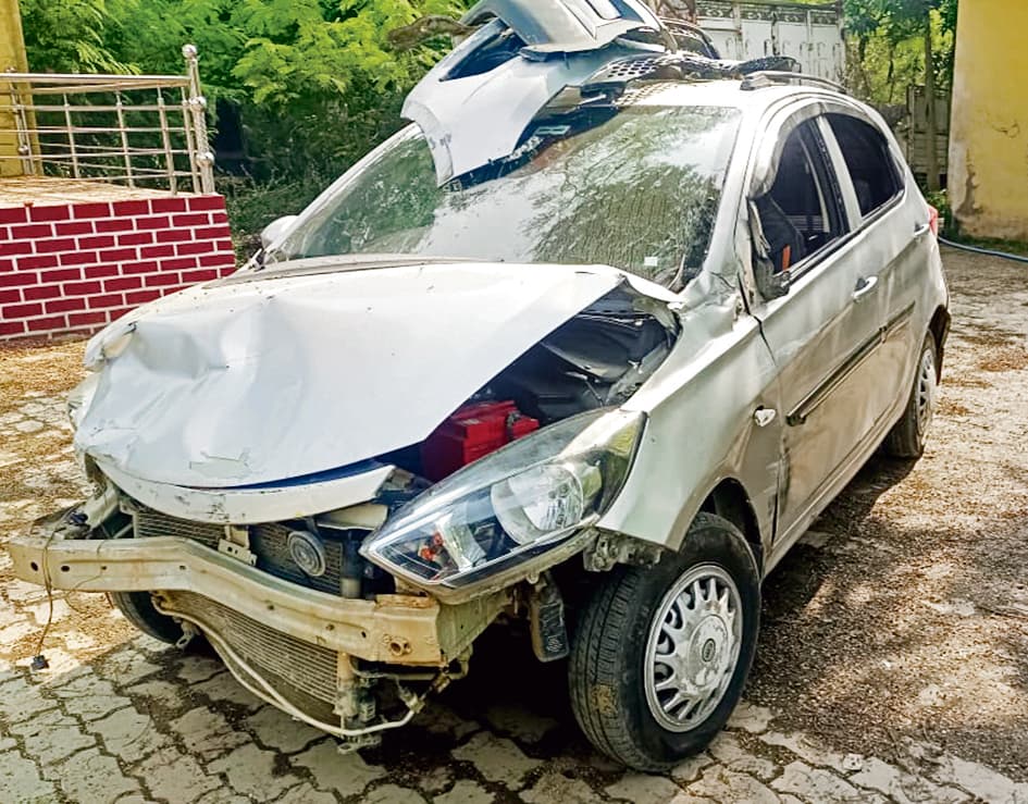 Gaya News : बचने के लिए शराब तस्कर ने कार से पुलिस वाहन में मारा धक्का