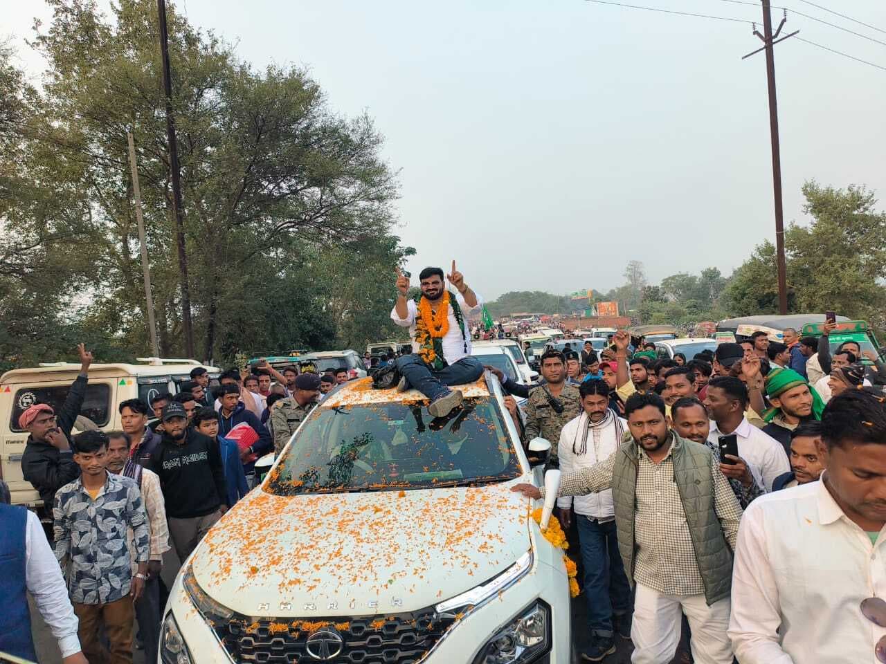 नवनिर्वाचित विधायक हफीजुल हसन ने रोड शो करते हुए लोगों का किया अभिवादन