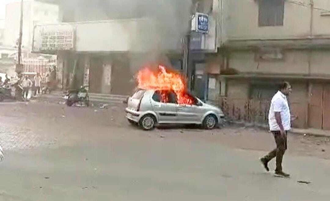 Jamshedpur News : सुवर्णरेखा बर्निंग घाट पर पिता का अंतिम संस्कार करने पहुंचे व्यक्ति की कार धू-धू कर जली