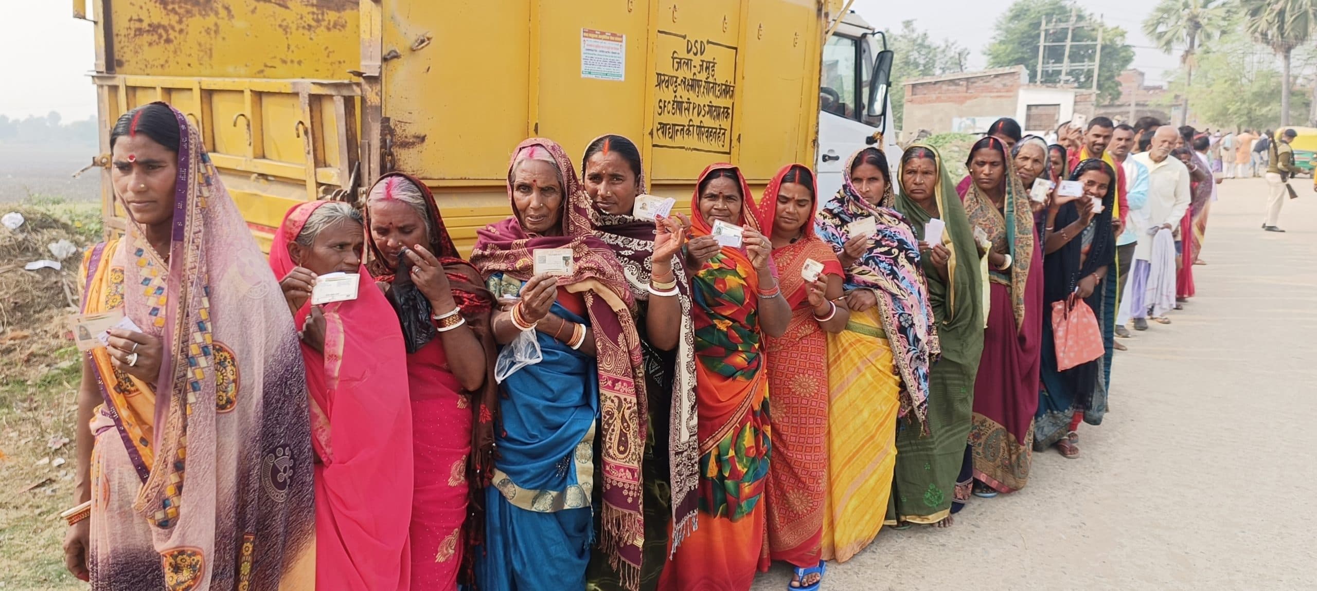 पैक्स चुनाव में महिला मतदाताओं ने जम कर डाले वोट