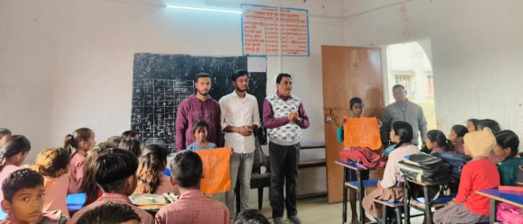 स्कूली छात्र- छात्राओं के बीच मनाया गया संविधान दिवस