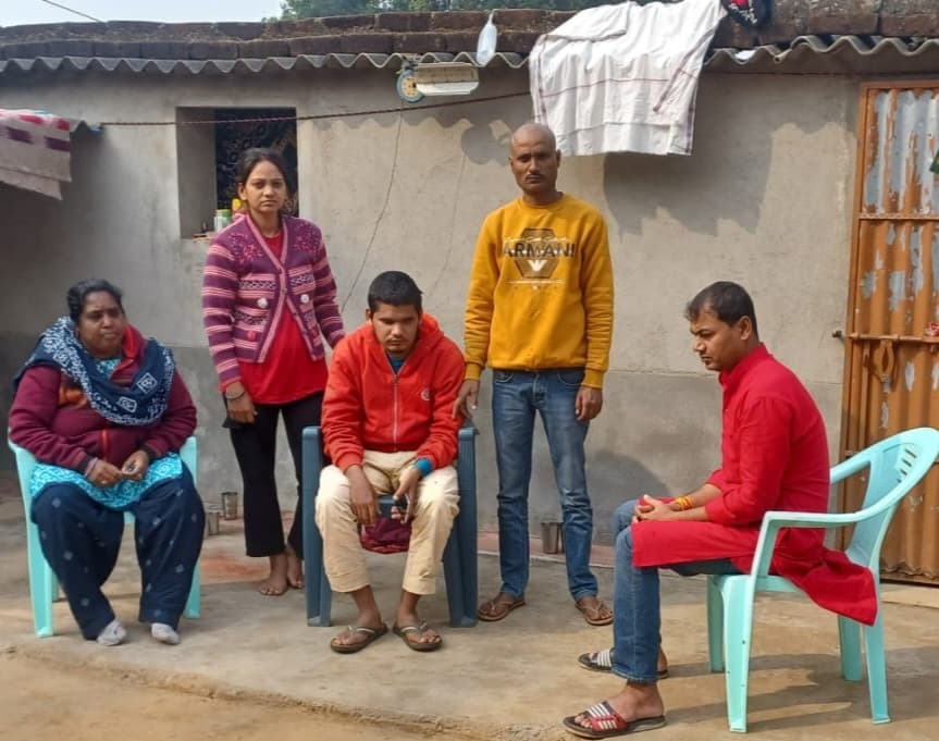 मृतक राहुल के स्वजनों से मिले भाजपा नेता, बंधाया ढाढ़स