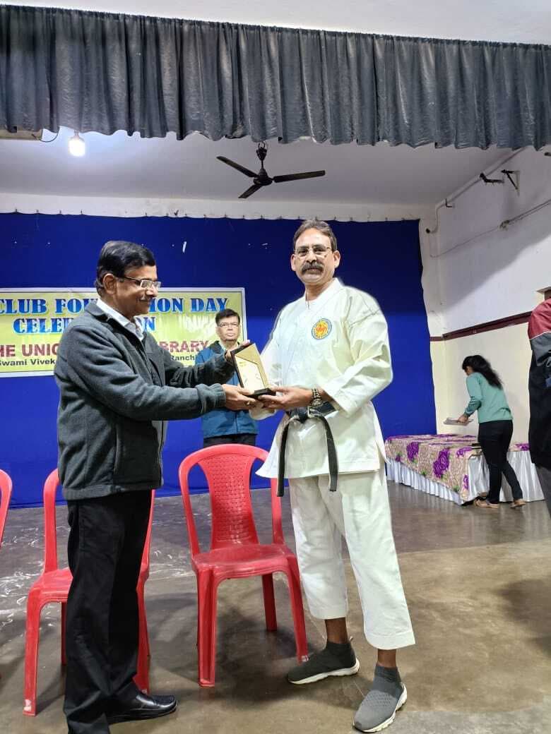 Karate: शोतोकान कराटे के मुख्य प्रशिक्षक मानस सिन्हा सम्मानित