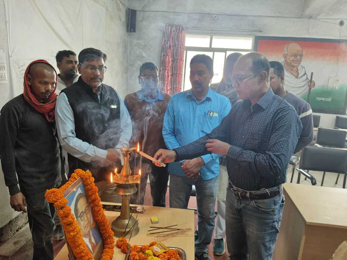 मंडरो में प्रखंड कर्मियों ने मनाया संविधान दिवस